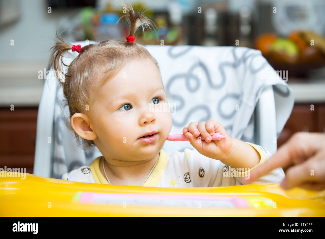 Ritratto di bambino ragazza il disegno con una matita sulla cucina. Foto Stock