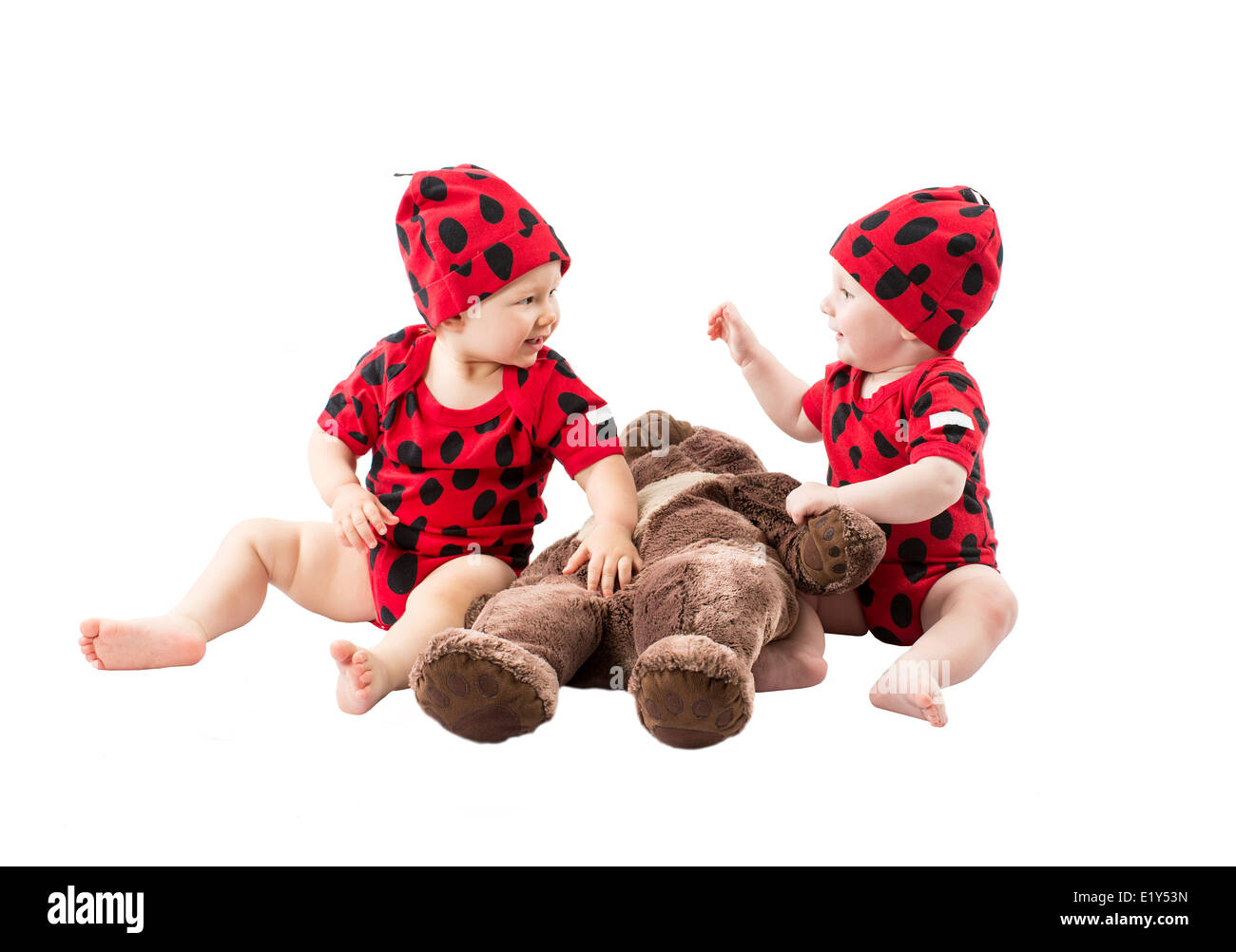 Bambini, vestito in costume coccinella su sfondo bianco. Il concetto di infanzia e vacanze Foto Stock