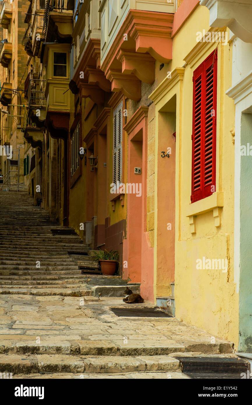 Una stretta strada in salita, che si arrampica dal porto, con molti passaggi. Foto Stock