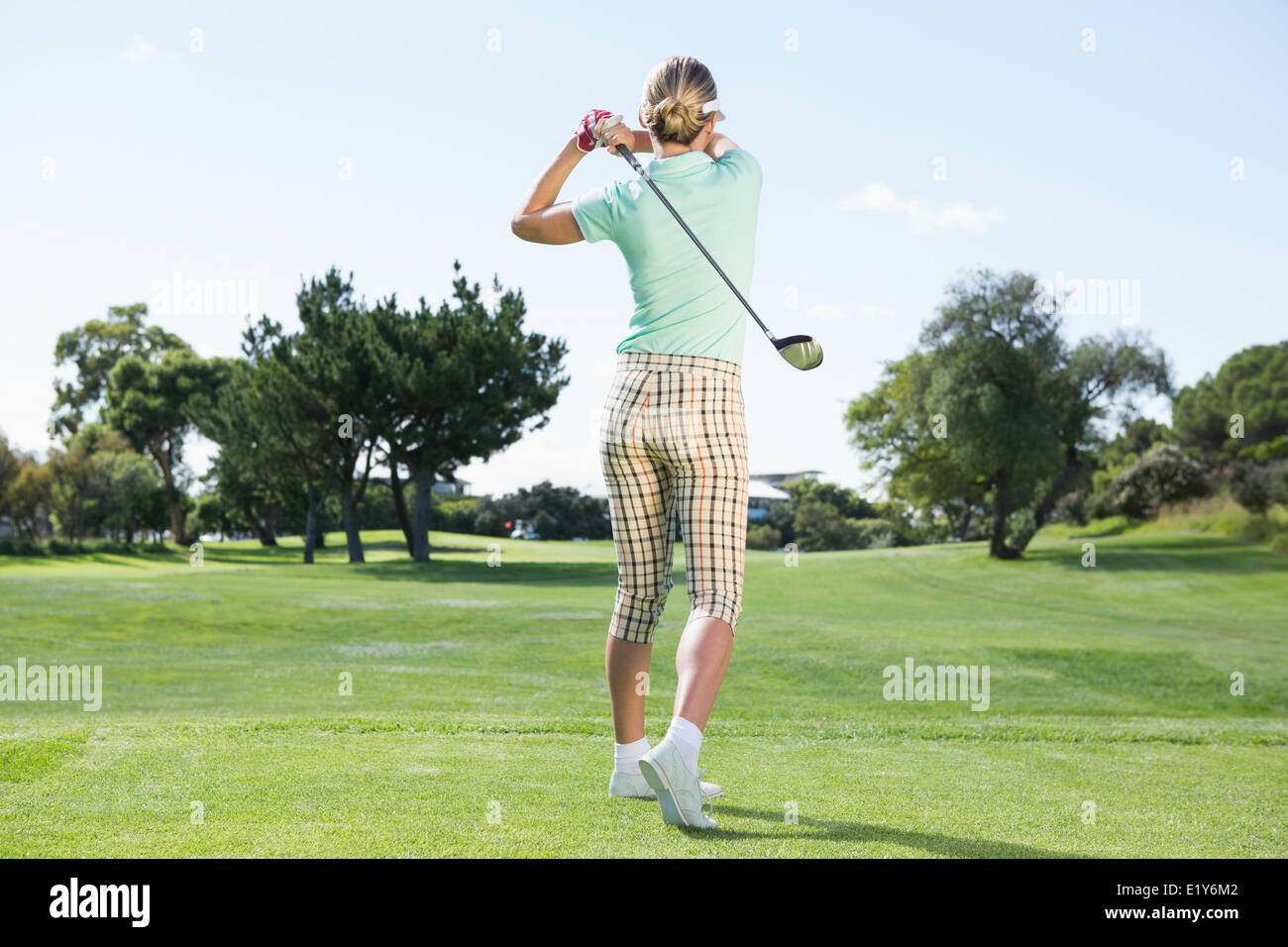 Giocatore di golf femminile in un colpo Foto Stock