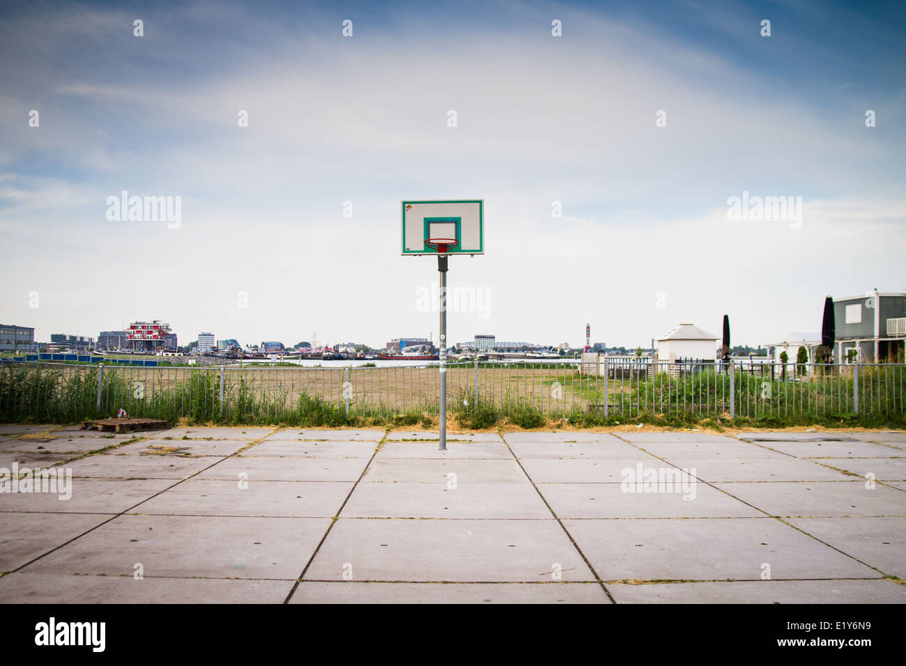 Campo da pallacanestro in un luogo isolato impostazione Houthavens Amsterdam Foto Stock