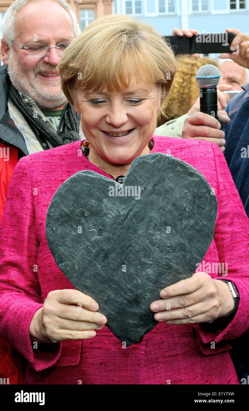 Il cancelliere tedesco Angela Merkel riceve un "cuore nero' fatta di ardesia durante l'ultima campagna elettorale evento in Stralsund il 21 settembre 2013. Foto Stock