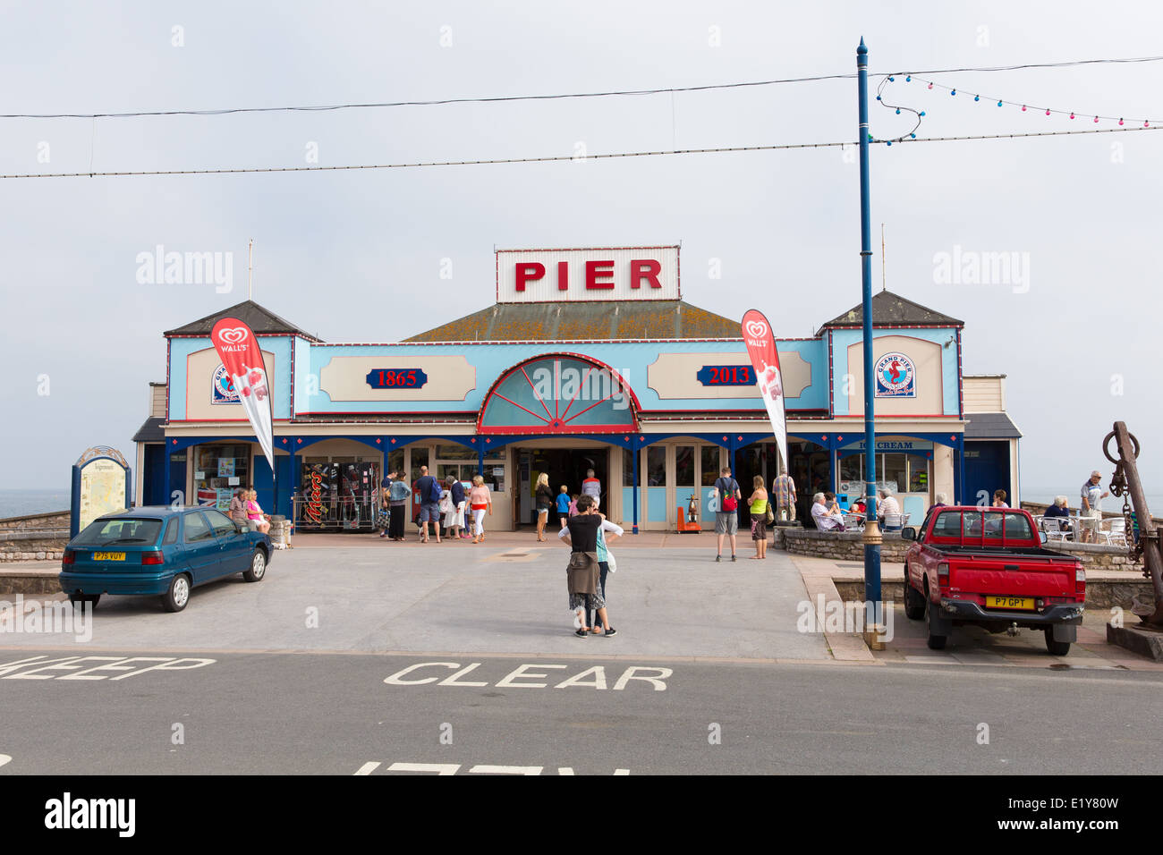 Teignmouth pier Devon England Regno Unito di villeggianti e turisti Foto Stock