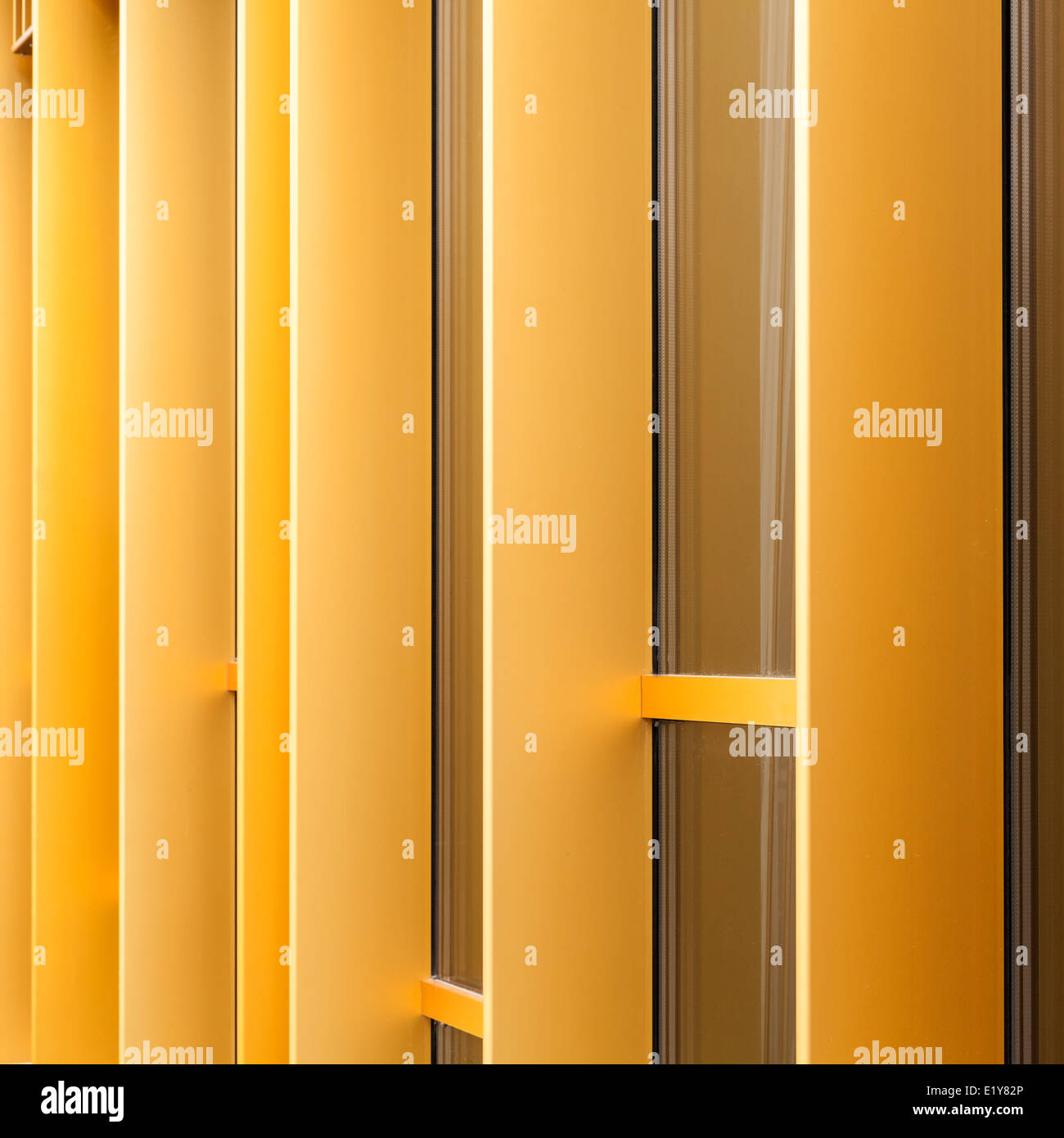 Frammento di architettura con metallo giallo facciata e windows Foto Stock