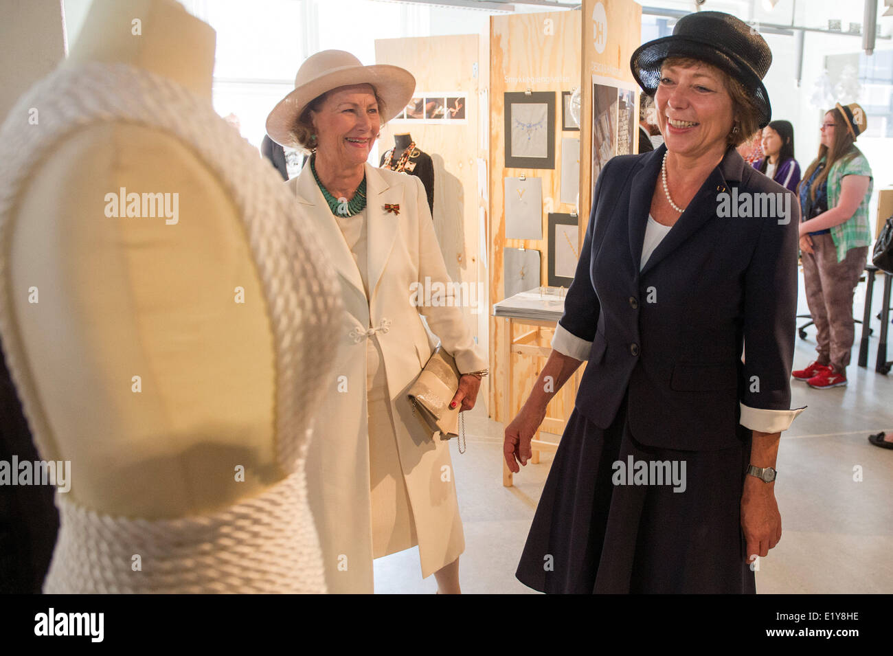 Oslo, Norvegia. 11 Giugno, 2014. Partner del Presidente tedesco Joachim Gauck, Daniela Schadt (R), e il norvegese Queen Sonja visita Scuola Elvebakken a Oslo, Norvegia, 11 giugno 2014. Gauck è in occasione di una visita di quattro giorni per la visita alla Norvegia. Foto: MAURIZIO GAMBARINI/dpa/Alamy Live News Foto Stock