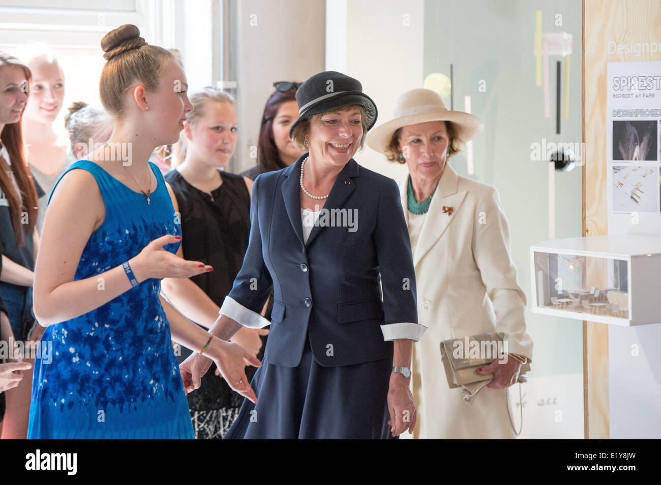 Oslo, Norvegia. 11 Giugno, 2014. Partner del Presidente tedesco Joachim Gauck, Daniela Schadt (C), e al norvegese Queen Sonja (R) visita Scuola Elvebakken a Oslo, Norvegia, 11 giugno 2014. Gauck è in occasione di una visita di quattro giorni per la visita alla Norvegia. Foto: MAURIZIO GAMBARINI/dpa/Alamy Live News Foto Stock