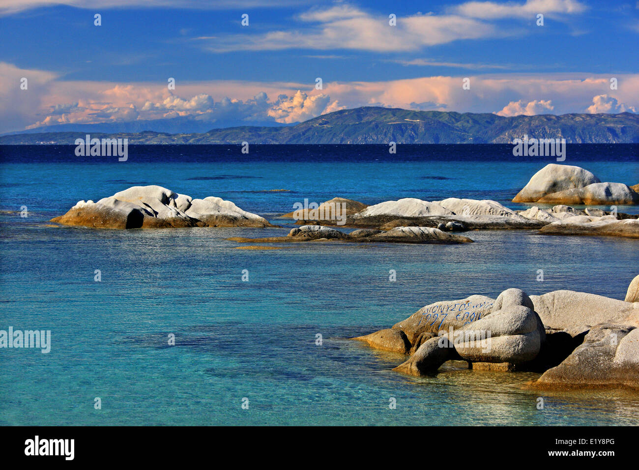 Famosa spiaggia Kavourotrypes, penisola di Sithonia Halkidiki, ("Calcidica'), Macedonia, Grecia. Foto Stock