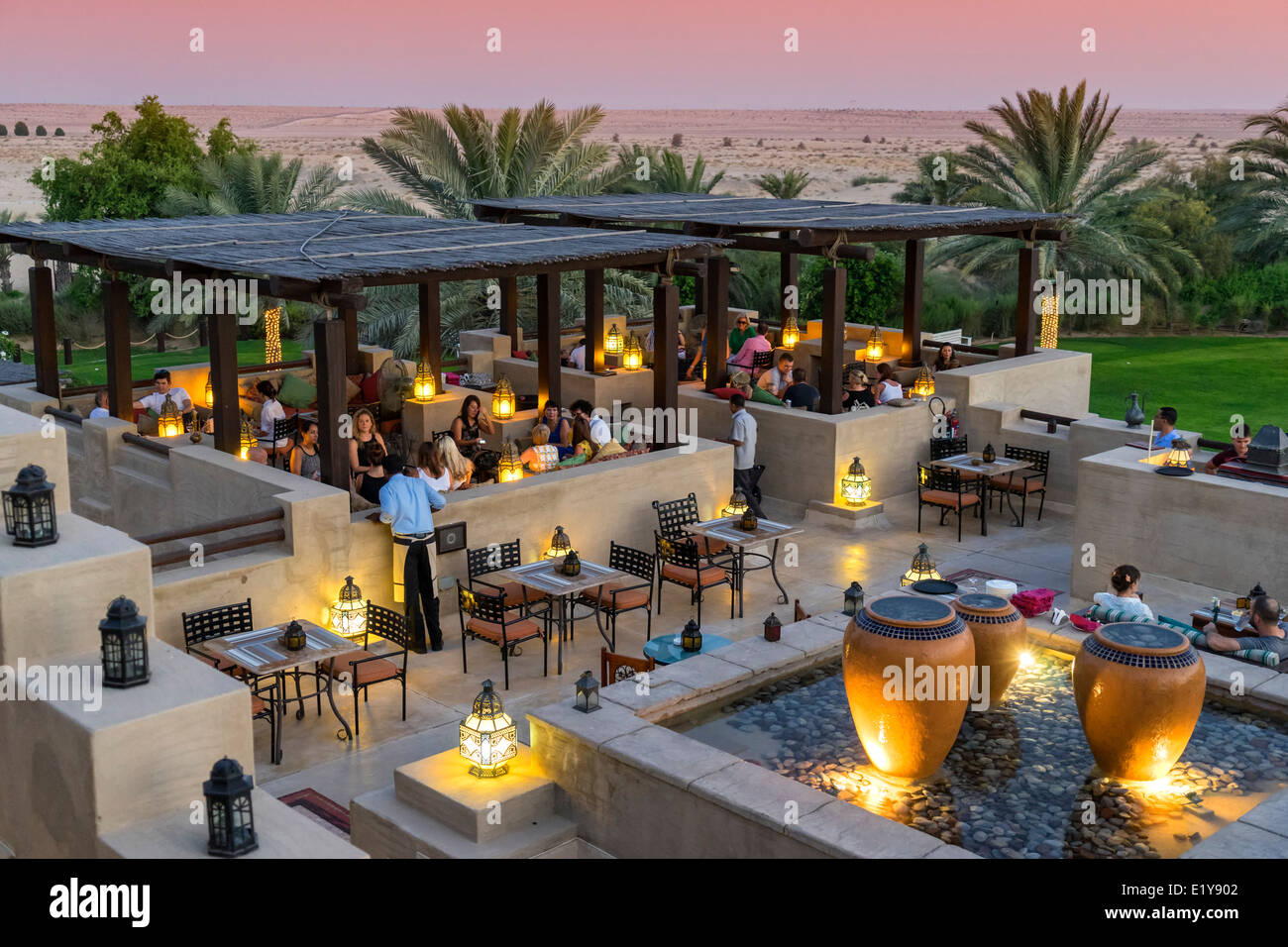 Crepuscolo presso il bar sul tetto al Bab Al Shams Desert hotel e resort in Dubai Emirati Arabi Uniti Foto Stock