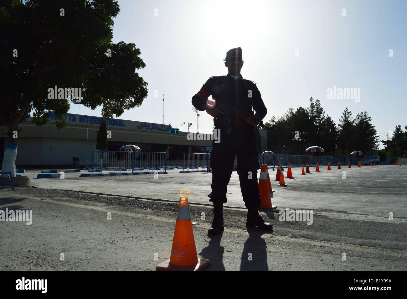 Quetta. 11 Giugno, 2014. Un funzionario della sicurezza sta di guardia al di fuori di un aeroporto nel sud-ovest del Pakistan Quetta del 11 giugno 2014, a causa della elevata sicurezza di avviso dopo attacco a Karachi Airport. Almeno 38 persone tra cui dieci militanti sono stati uccisi in un attacco su Karachi Jinnah International Airport su domenica sera tardi. © Irfan/Xinhua/Alamy Live News Foto Stock