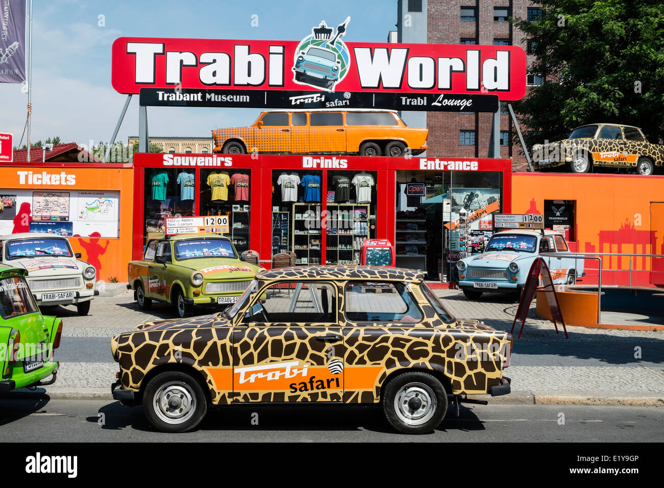 Trabi World Tour guidati da vintage tedesco orientale automobili Trabant a Berlino Germania Foto Stock