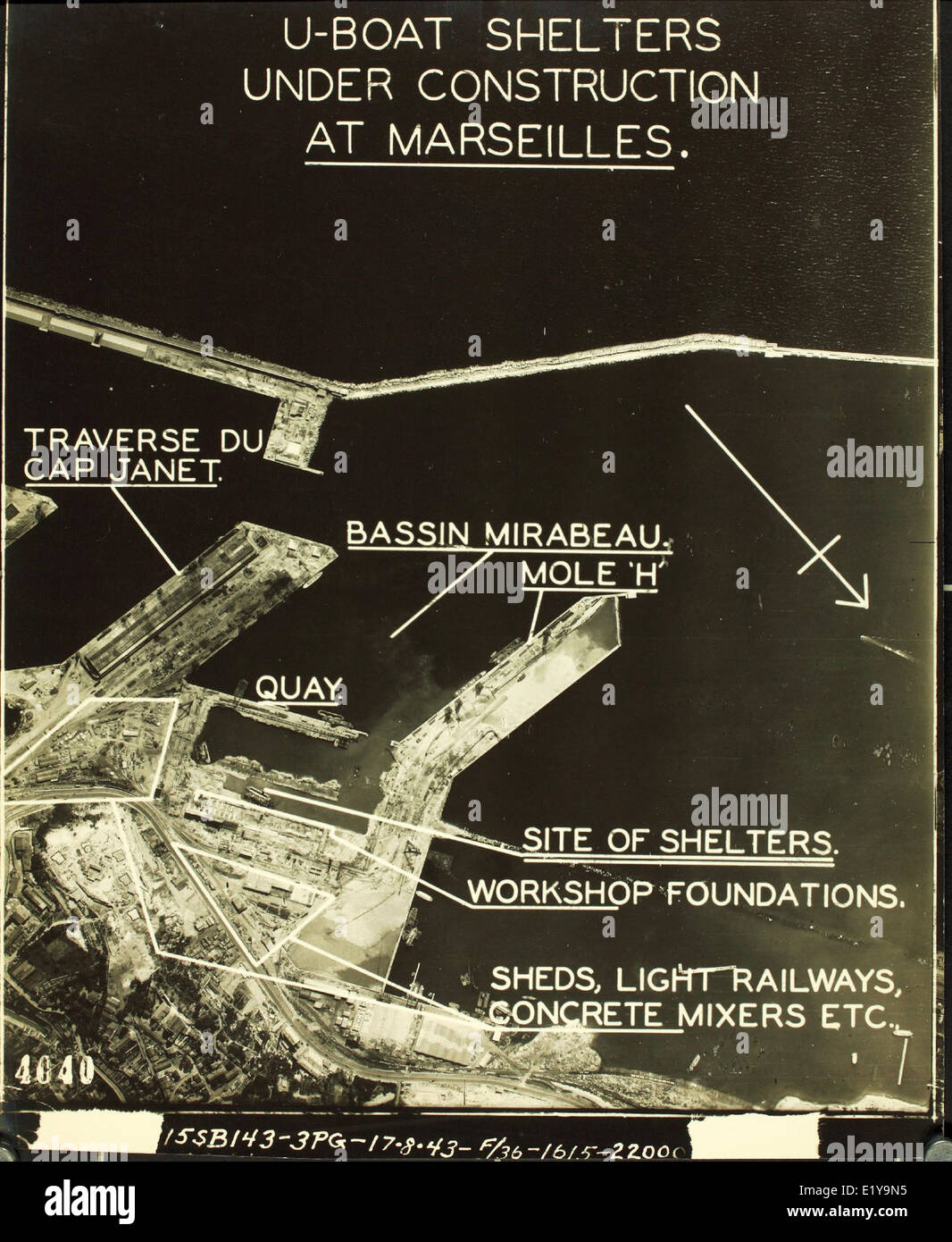 Questa foto di ricognizione aerea, scattata tra il 1941 e il 1945, mostra il porto di Marsiglia, in Francia, durante la seconda guerra mondiale. La foto rivela anche l'attività degli U-Boot (sottomarini tedeschi) nella zona e l'importanza strategica di Marsiglia come porto. L'immagine fornisce preziose informazioni sulle operazioni in tempo di guerra e sull'uso della sorveglianza aerea durante la guerra. Foto Stock