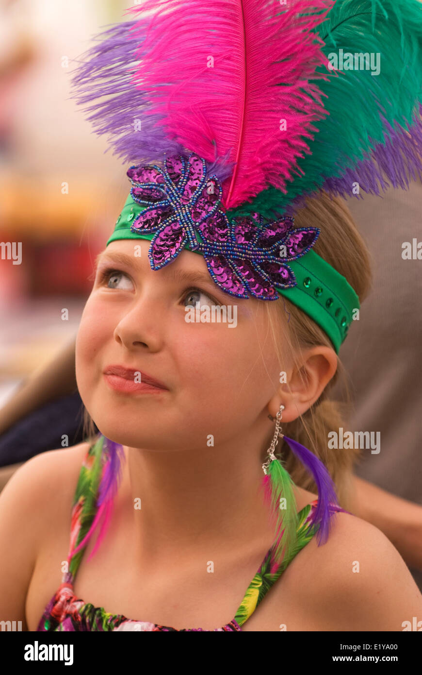 8 anno vecchia ragazza indossando brasiliana/costume di carnevale in un villaggio di fiere estive che aveva una coppa del mondo 2014 tema, dockenfield, UK. Foto Stock