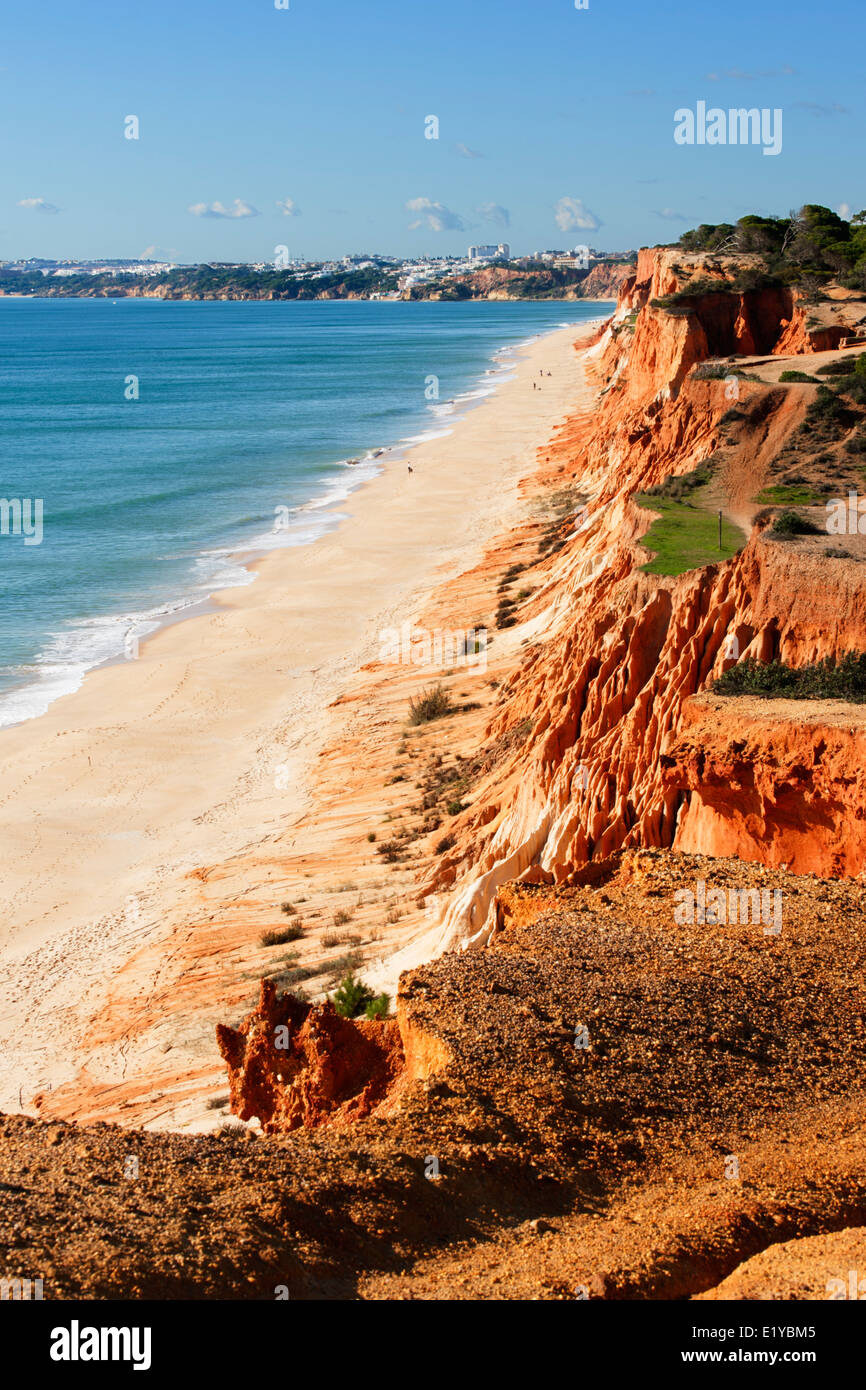 Vista dalla scogliera cime di Praia da Falesia verso Aulbfeira in Algarve Foto Stock