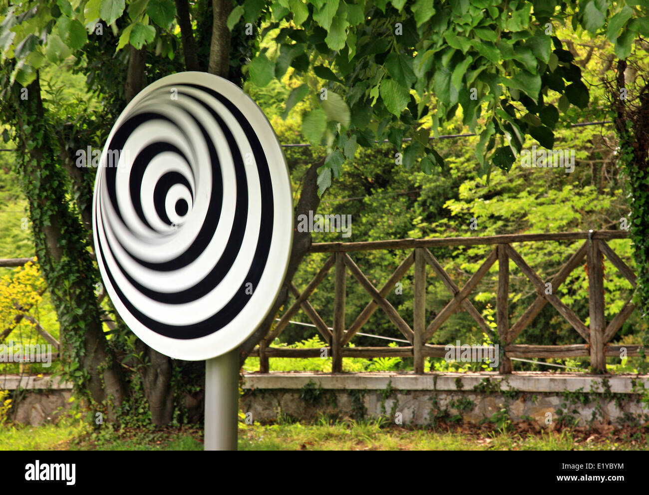 Uno dei dischi ottici in Aristotele park vicino al villaggio di Stagira, Halkidiki, Macedonia, Grecia. Foto Stock