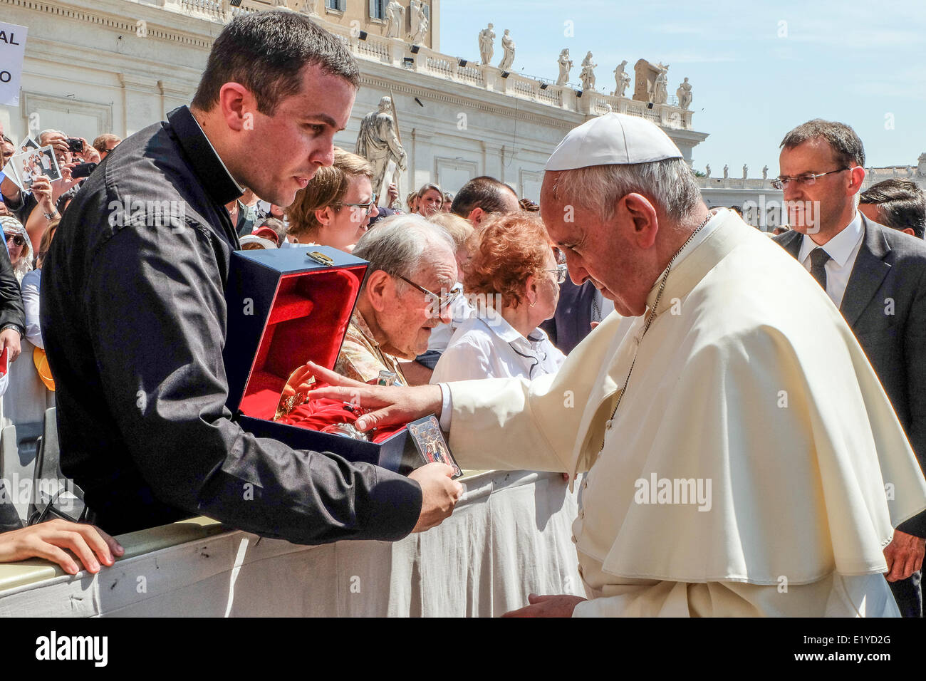 Città del Vaticano Piazza San Pietro, Italia. 11 giugno 2014. L'Italia. 11 giugno 2014. Papa Francesco, Udienza generale del 11 giugno 2014 Credit: Davvero Facile Star/Alamy Live News Foto Stock