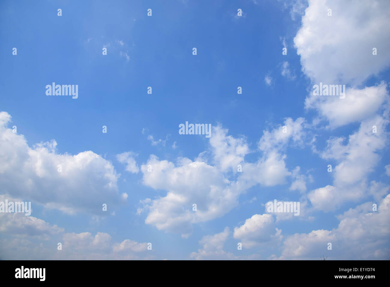 Cielo blu e nuvole alcuni nella giornata di sole Foto Stock