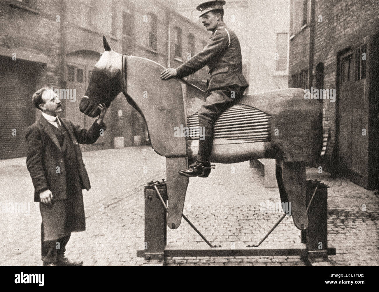 Addestramento reclute raw i rudimenti di cavalcare su fantoccio cavalli all'inizio della prima guerra mondiale nel 1914. Foto Stock