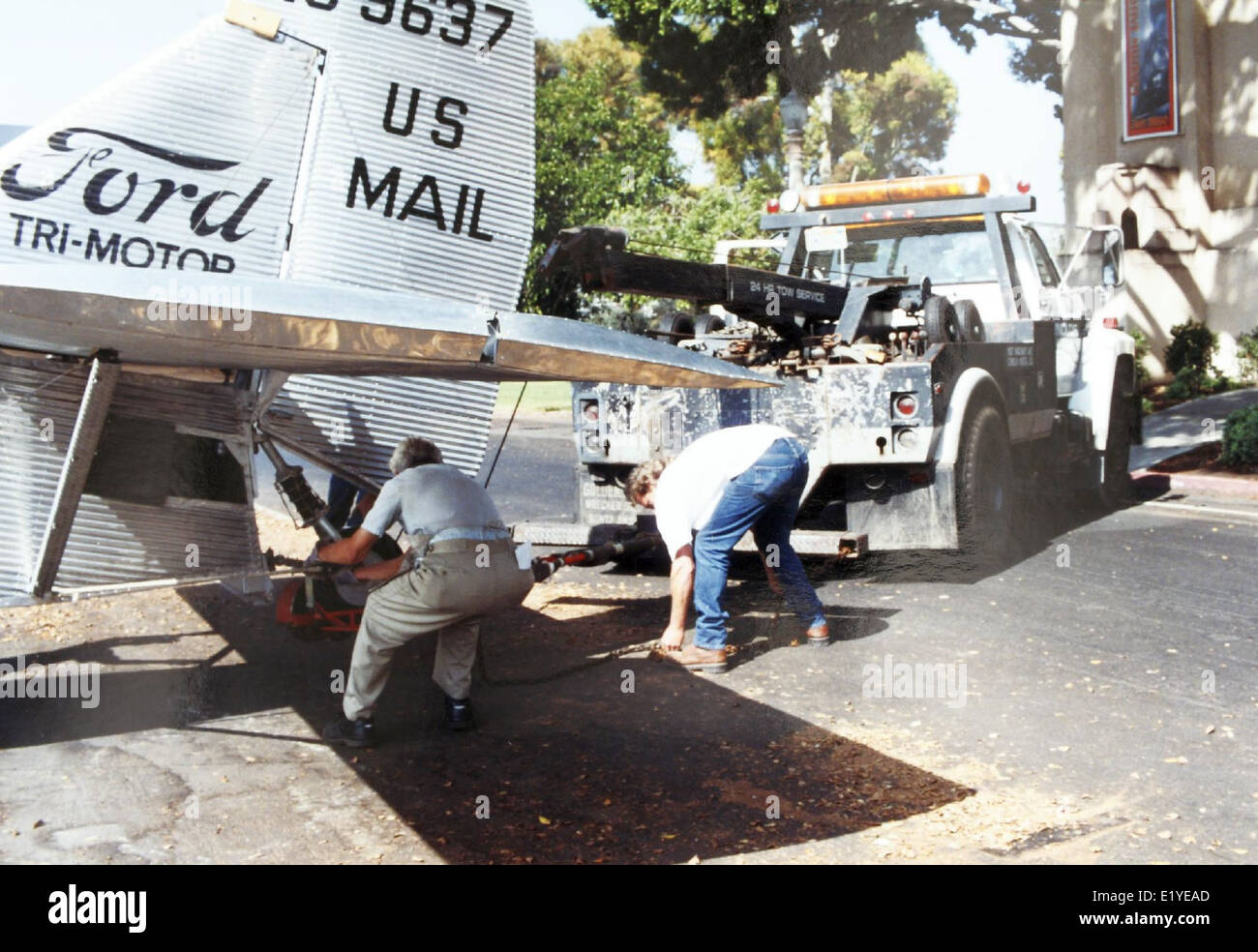 Il Ford 5-AT Trimotor era un primo aereo di linea progettato da Henry Ford, introdotto nel 1926. Noto per la sua caratteristica configurazione a tre motori, ha svolto un ruolo chiave nei primi viaggi aerei per i passeggeri. Questo aereo fa parte della storia dell'aviazione, mostrando il contributo della Ford all'aviazione commerciale. Foto Stock