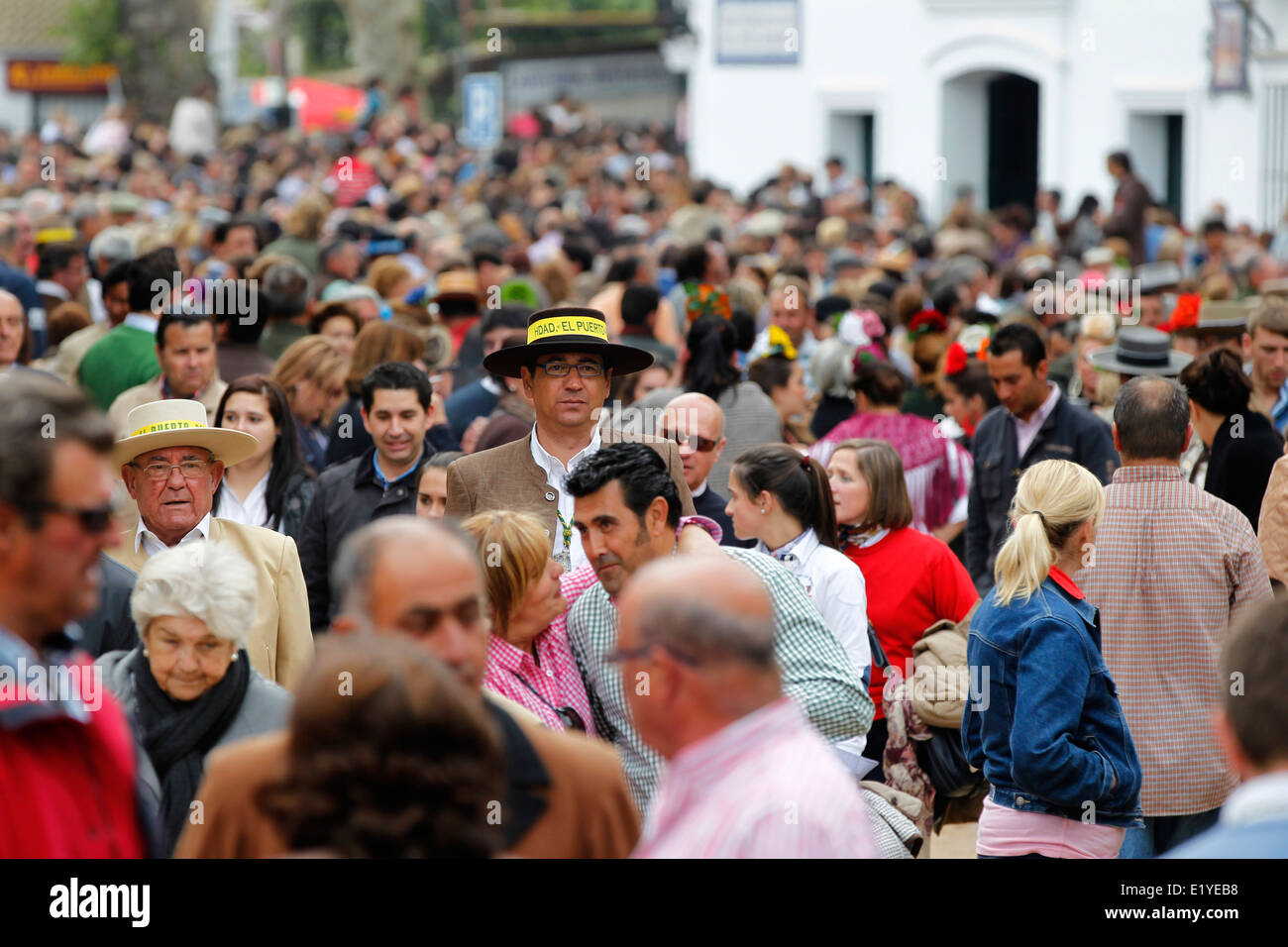 La folla nel villaggio di El Rocio durante le feste Romeria Foto Stock