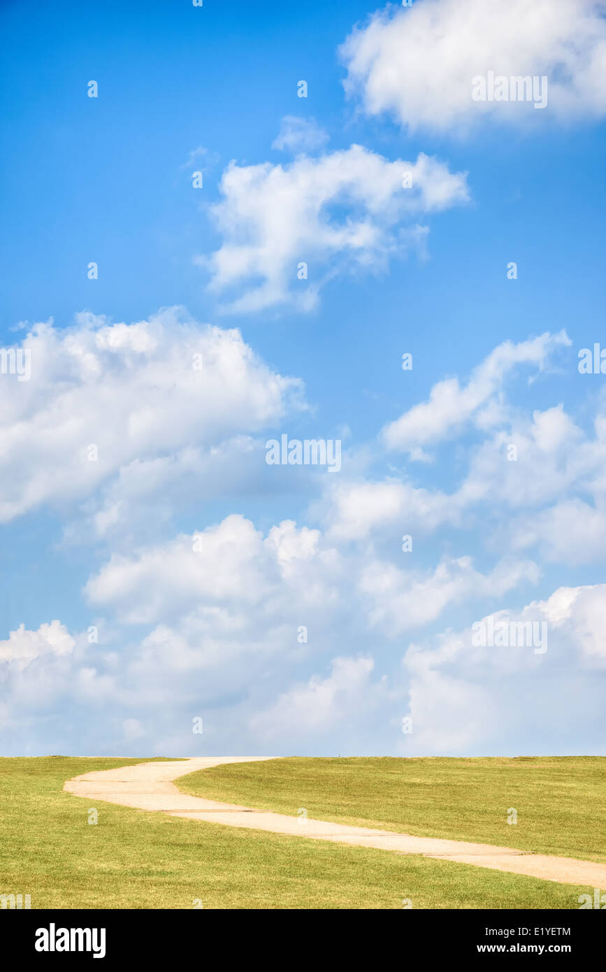 Verde collina con blu cielo nuvoloso in giornata soleggiata Foto Stock