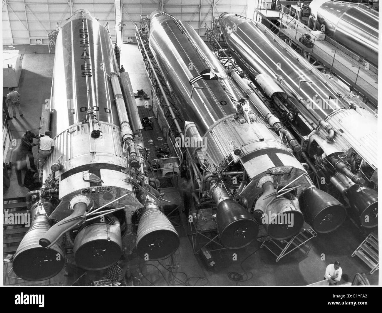 Negli anni '1950, Convair e General Dynamics sono stati protagonisti nello sviluppo dei missili e dei sistemi a razzo Atlas. Questa immagine, scattata nel reparto fotografico dello stabilimento, mette in evidenza il team e le tecnologie dietro il programma Atlas. Foto Stock Negli anni '1950, Convair e General Dynamics sono stati protagonisti nello sviluppo dei missili e dei sistemi a razzo Atlas. Questa immagine, scattata nel reparto fotografico dello stabilimento, mette in evidenza il team e le tecnologie dietro il programma Atlas. Foto Stock