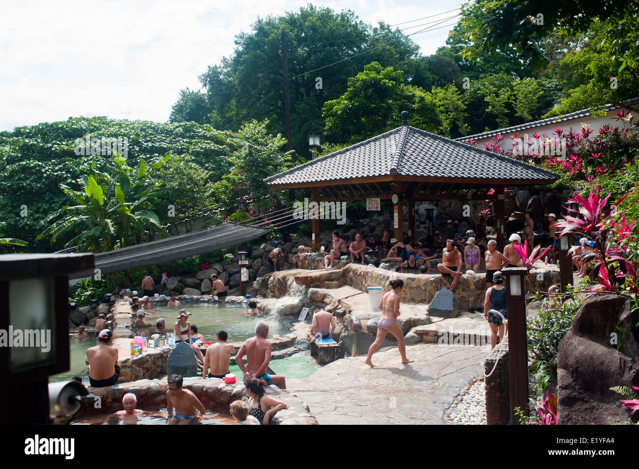 Taipei Taiwan 2014 - Hot Springs men relax nelle piscine termali del Millenium Hot Springs in Beitou, Foto Stock