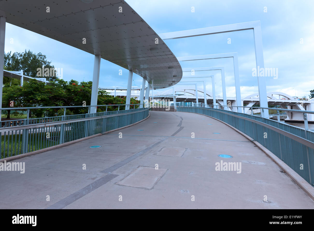 Vista in dettaglio di un moderno ponte pedonale per esterno Foto Stock