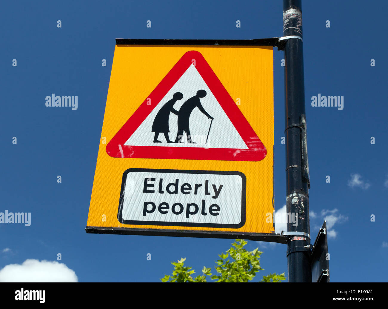 Gli anziani cartello stradale, West London Foto Stock