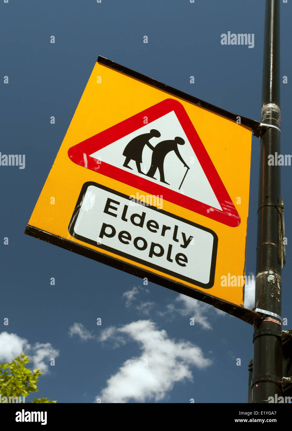 Gli anziani cartello stradale, West London Foto Stock