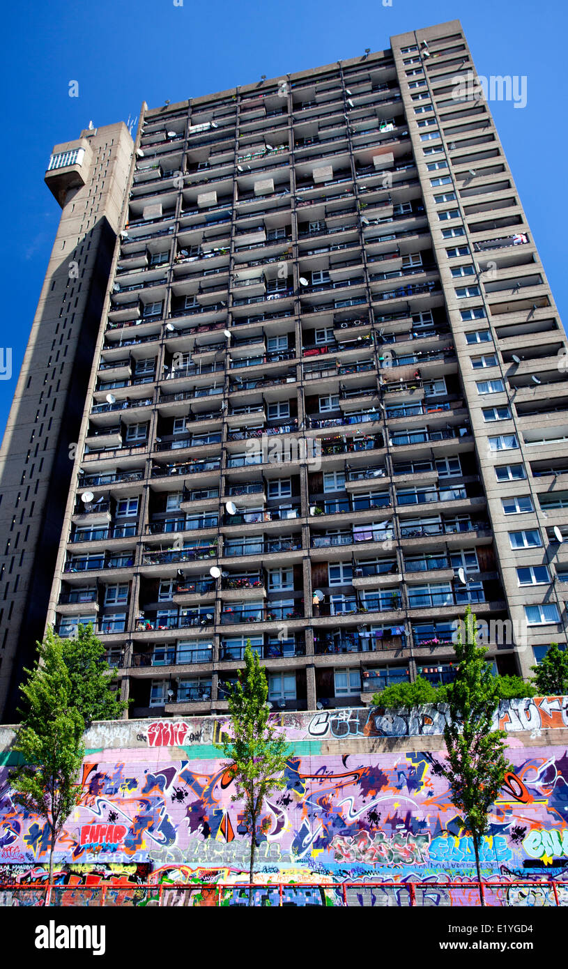 Trellick Tower, a nord di Kensington, Londra progettato da Erno Goldfinger Foto Stock