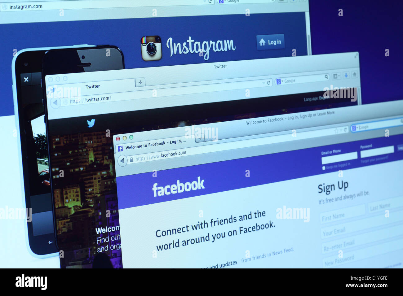 Foto di Facebook, Twitter e Instagram homepage su schermo di un monitor. Vi sono famosi siti di social networking sul web Foto Stock