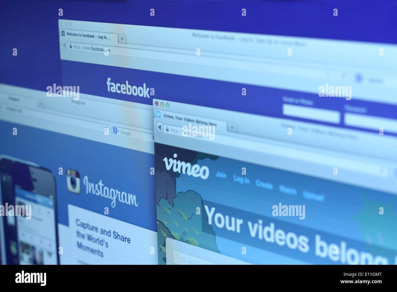 Foto di Facebook, Instagram e vimeo homepage su schermo di un monitor ci sono famosi websitein il mondo Foto Stock