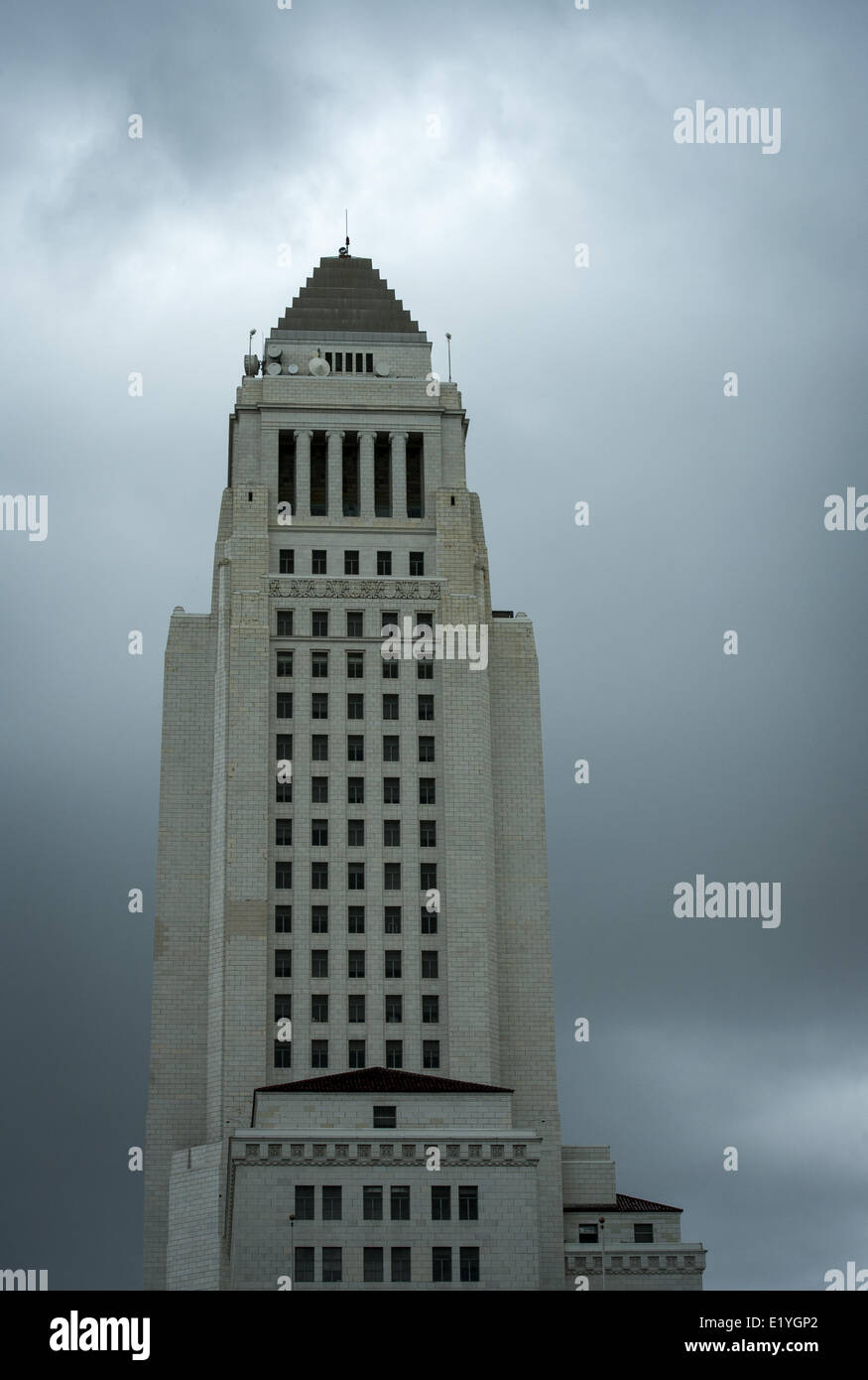 Los Angeles, California, USA. 1 Mar 2014. Nuvoloso, grigio, cieli chiudere in su Los Angeles City Hall sabato 1 marzo 2014.---------Los Angeles City Hall, progettato da Austin, il morbo di Parkinson & Martin, è stato una parte di la della città con i suoi 32 piani dal 1928. LA City Hall è il più alto isolato-creazione di basi in tutto il mondo e costruiti per resistere ad un 8.2 terremoto di magnitudine. Costruttori di sabbia utilizzata da tutti i 58 contee della California lungo con acqua da ciascuno dei Golden dello Stato spagnolo 21 missioni ed era il più alto edificio della città fino al 1964. LA City Hall è stato una parte di innumerevoli film Foto Stock