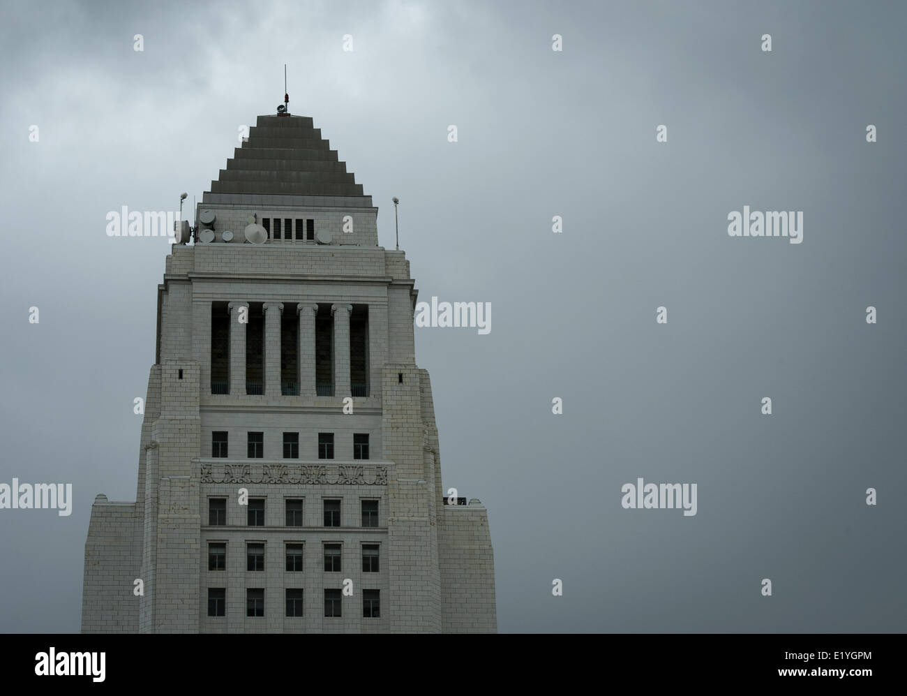 Los Angeles, California, USA. 1 Mar 2014. Nuvoloso, grigio, cieli chiudere in su Los Angeles City Hall sabato 1 marzo 2014.---------Los Angeles City Hall, progettato da Austin, il morbo di Parkinson & Martin, è stato una parte di la della città con i suoi 32 piani dal 1928. LA City Hall è il più alto isolato-creazione di basi in tutto il mondo e costruiti per resistere ad un 8.2 terremoto di magnitudine. Costruttori di sabbia utilizzata da tutti i 58 contee della California lungo con acqua da ciascuno dei Golden dello Stato spagnolo 21 missioni ed era il più alto edificio della città fino al 1964. LA City Hall è stato una parte di innumerevoli film Foto Stock