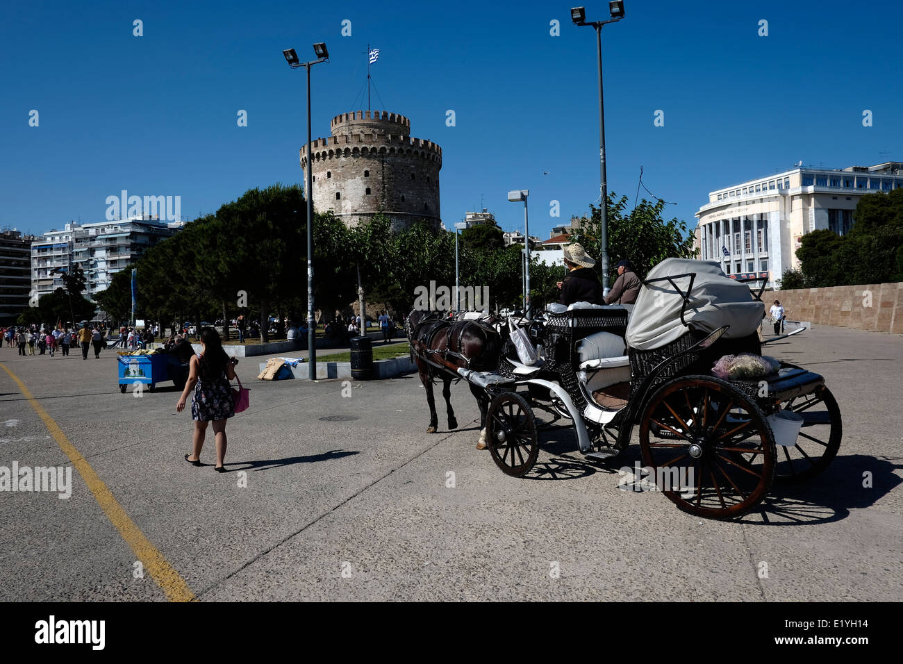 Una carrozza con cavalli in attesa per i clienti vicino alla Torre Bianca a passeggiare sul molo di Salonicco Foto Stock