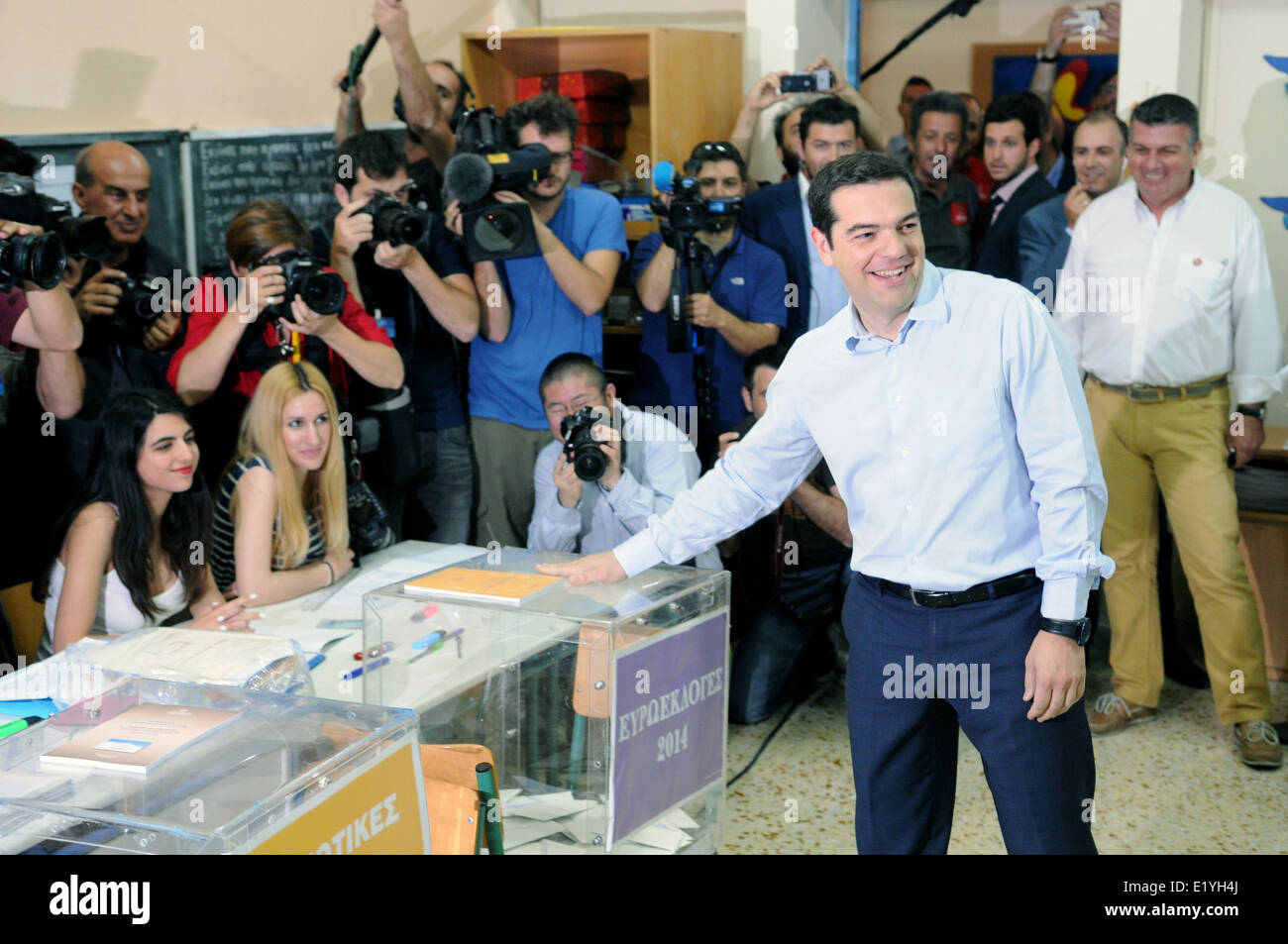 Alexis Tsipras, leader dell'ala sinistra coalizione della sinistra radicale (SYRIZA) partito getta il suo voto. Foto Stock