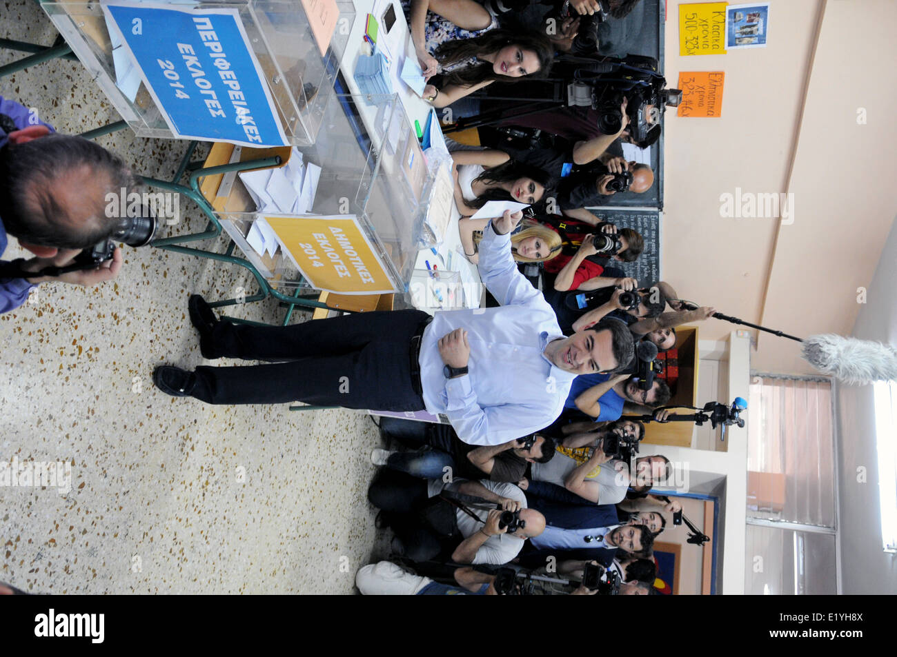 Alexis Tsipras, leader dell'ala sinistra coalizione della sinistra radicale (SYRIZA) partito getta il suo voto. Foto Stock