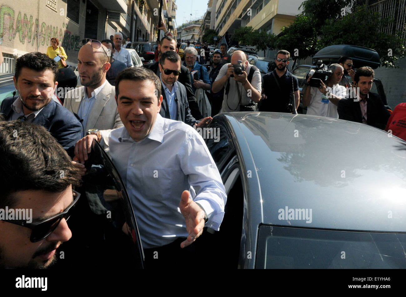Alexis Tsipras, leader dell'ala sinistra coalizione della sinistra radicale (SYRIZA) parte lascia una stazione di polling Foto Stock