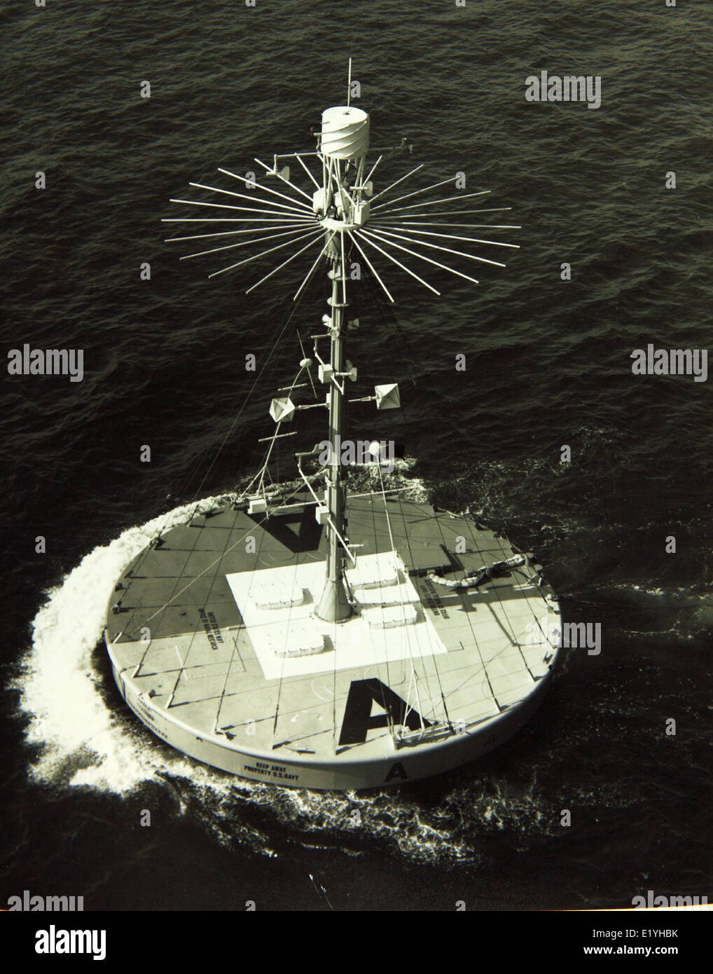 La Convair/General Dynamics Buoy, prodotta tra il 1955 e il 1965, fu utilizzata per la guerra antisommergibile. Questo sistema di boe era essenziale per rilevare le minacce sommerse durante il periodo della Guerra fredda. Foto Stock