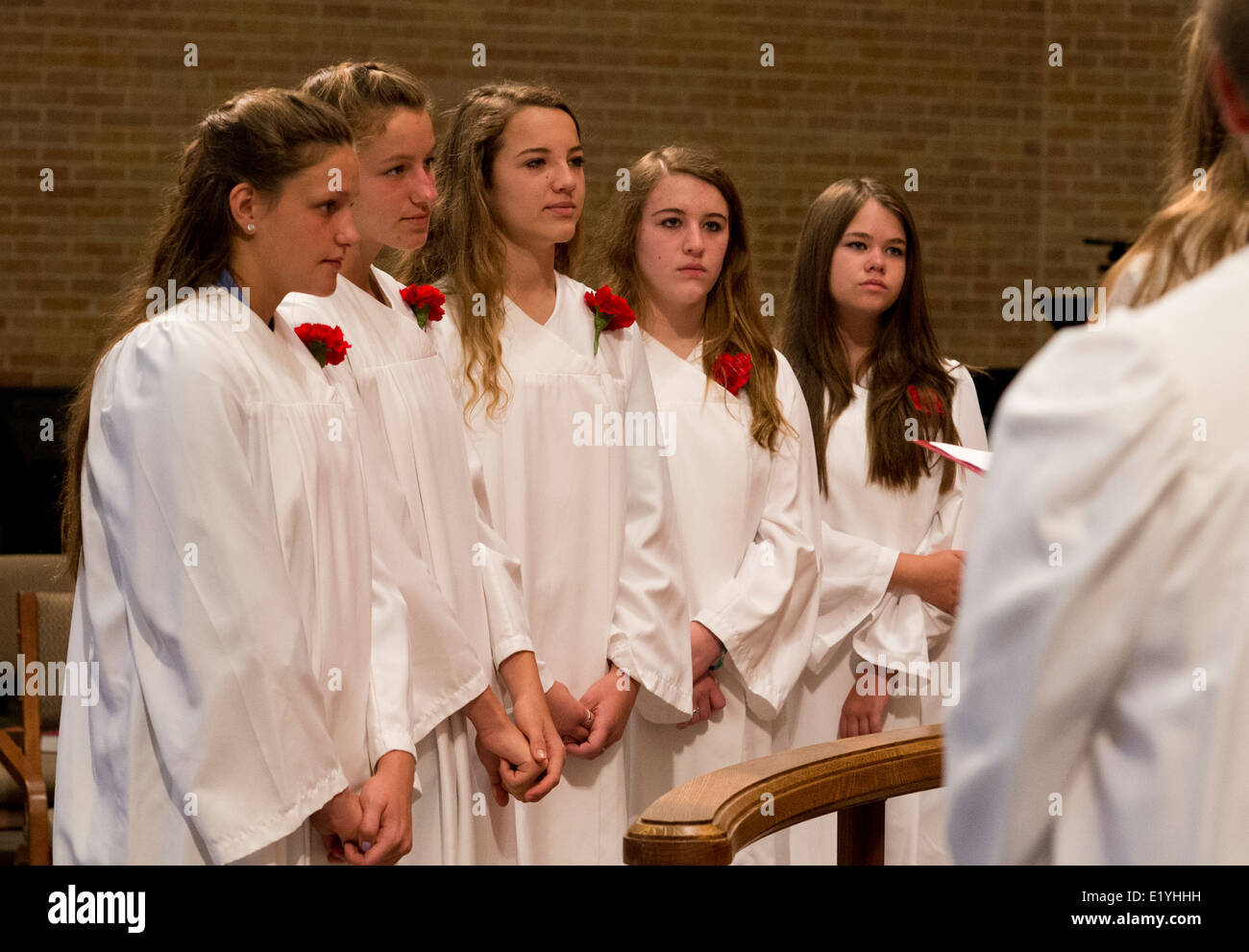 Gli adolescenti luterana di partecipare al rito della Confermazione di San Martino la chiesa luterana di Austin. Foto Stock