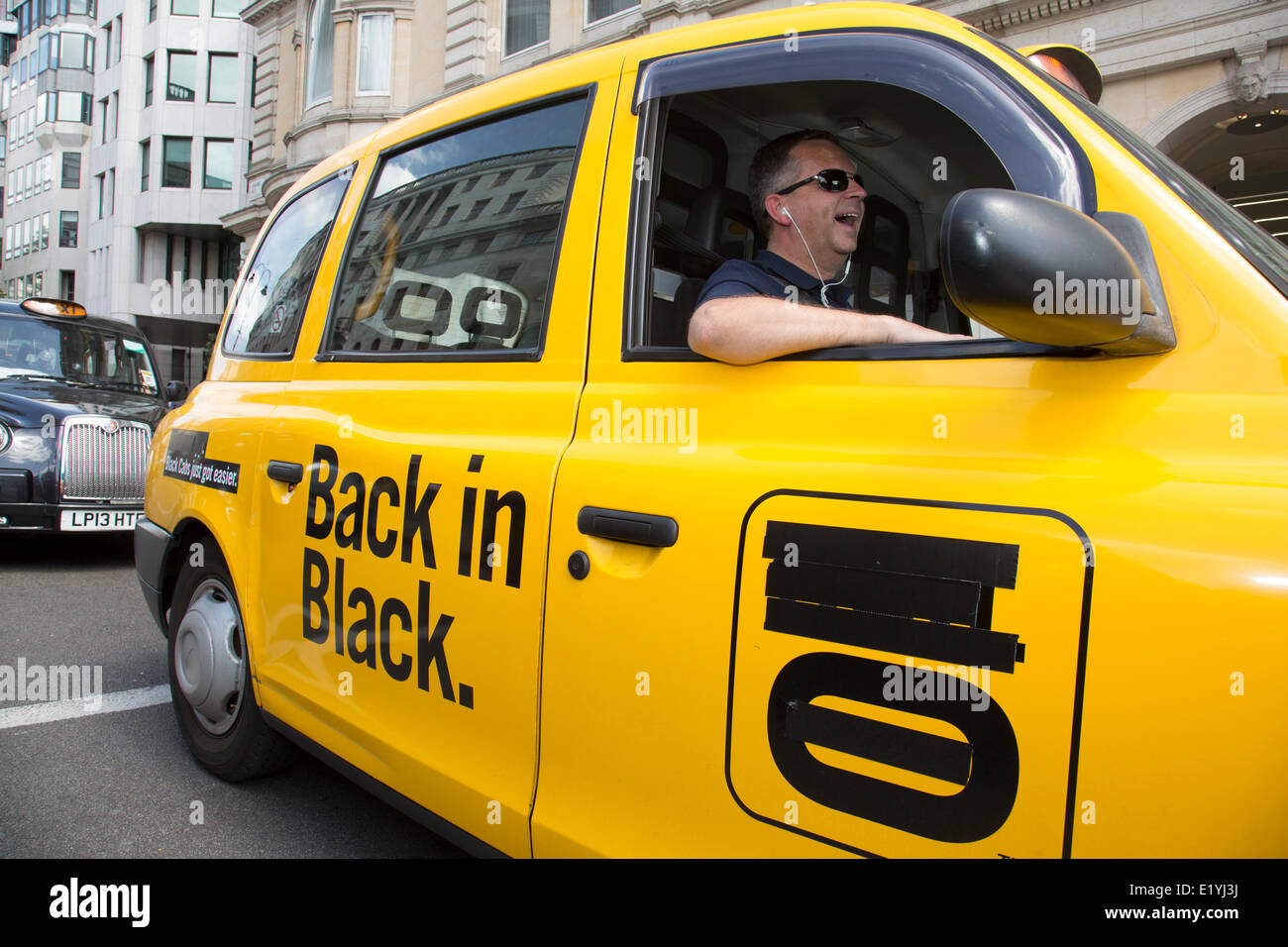 Londra, Regno Unito..11 Giugno 2014. Nero tassisti di protesta contro il servizio taxi app Uber, porta centrale di Londra a un fermo. Ave, o una società che impostato sul retro della cabina nero servizio ma è ora l'impostazione del proprio servizio è anche accusato di utilizzarle. Uniti in molti numeri da futuri Black Cab Driver su ciclomotori attualmente facendo "conoscenza". Londra cabbies sottolinea il fatto che essi non hanno avuto alcun problema con la Uber, solo con il trasporto per Londra per non applicando la legislazione attuale. Credito: Michael Kemp/Alamy Live News Foto Stock