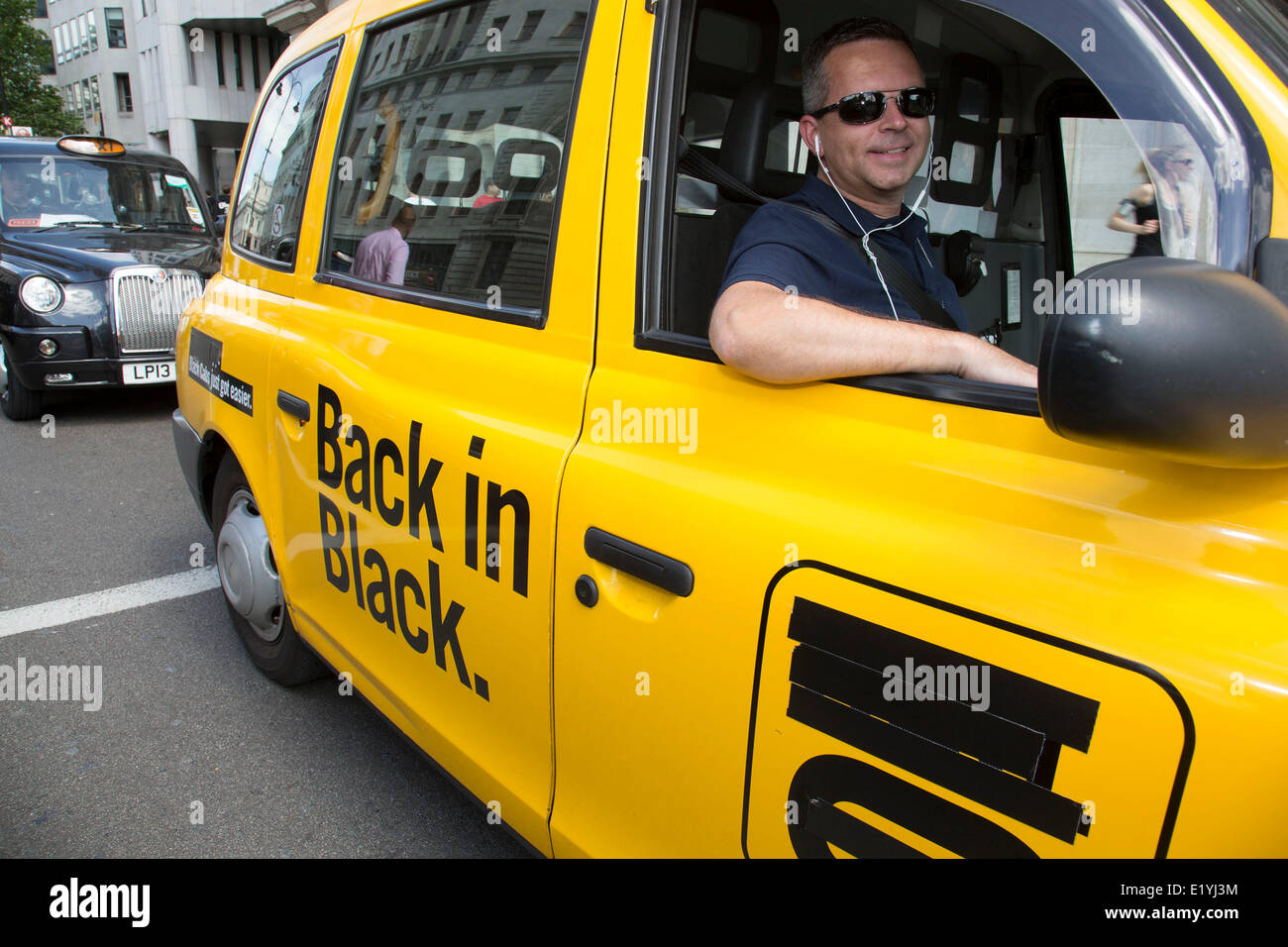 Londra, Regno Unito..11 Giugno 2014. Nero tassisti di protesta contro il servizio taxi app Uber, porta centrale di Londra a un fermo. Ave, o una società che impostato sul retro della cabina nero servizio ma è ora l'impostazione del proprio servizio è anche accusato di utilizzarle. Uniti in molti numeri da futuri Black Cab Driver su ciclomotori attualmente facendo "conoscenza". Londra cabbies sottolinea il fatto che essi non hanno avuto alcun problema con la Uber, solo con il trasporto per Londra per non applicando la legislazione attuale. Credito: Michael Kemp/Alamy Live News Foto Stock