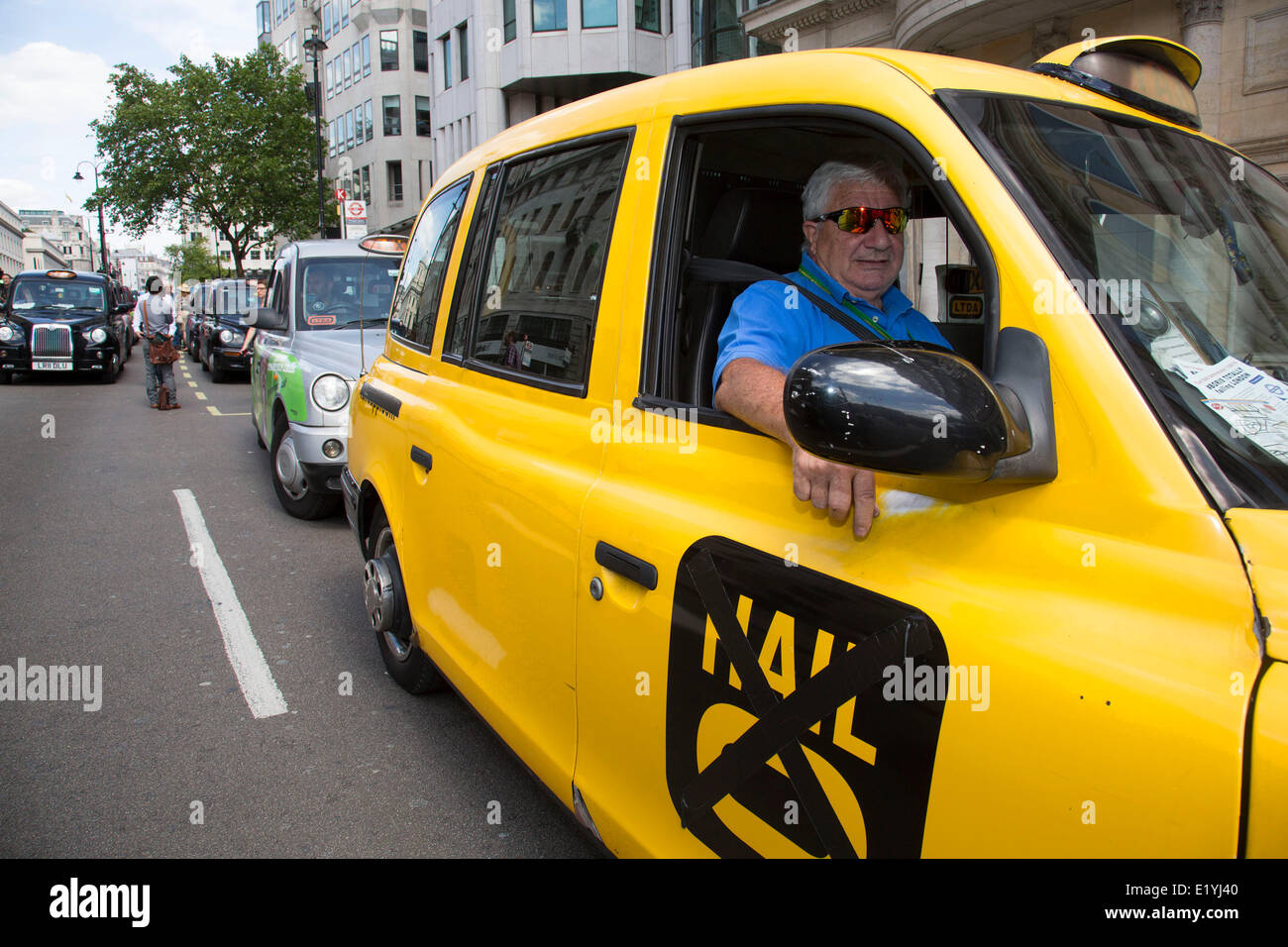 Londra, Regno Unito..11 Giugno 2014. Nero tassisti di protesta contro il servizio taxi app Uber, porta centrale di Londra a un fermo. Ave, o una società che impostato sul retro della cabina nero servizio ma è ora l'impostazione del proprio servizio è anche accusato di utilizzarle. Uniti in molti numeri da futuri Black Cab Driver su ciclomotori attualmente facendo "conoscenza". Londra cabbies sottolinea il fatto che essi non hanno avuto alcun problema con la Uber, solo con il trasporto per Londra per non applicando la legislazione attuale. Credito: Michael Kemp/Alamy Live News Foto Stock