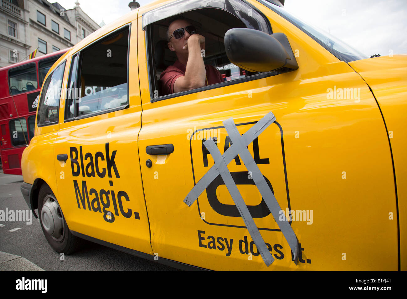 Londra, Regno Unito..11 Giugno 2014. Nero tassisti di protesta contro il servizio taxi app Uber, porta centrale di Londra a un fermo. Ave, o una società che impostato sul retro della cabina nero servizio ma è ora l'impostazione del proprio servizio è anche accusato di utilizzarle. Uniti in molti numeri da futuri Black Cab Driver su ciclomotori attualmente facendo "conoscenza". Londra cabbies sottolinea il fatto che essi non hanno avuto alcun problema con la Uber, solo con il trasporto per Londra per non applicando la legislazione attuale. Credito: Michael Kemp/Alamy Live News Foto Stock