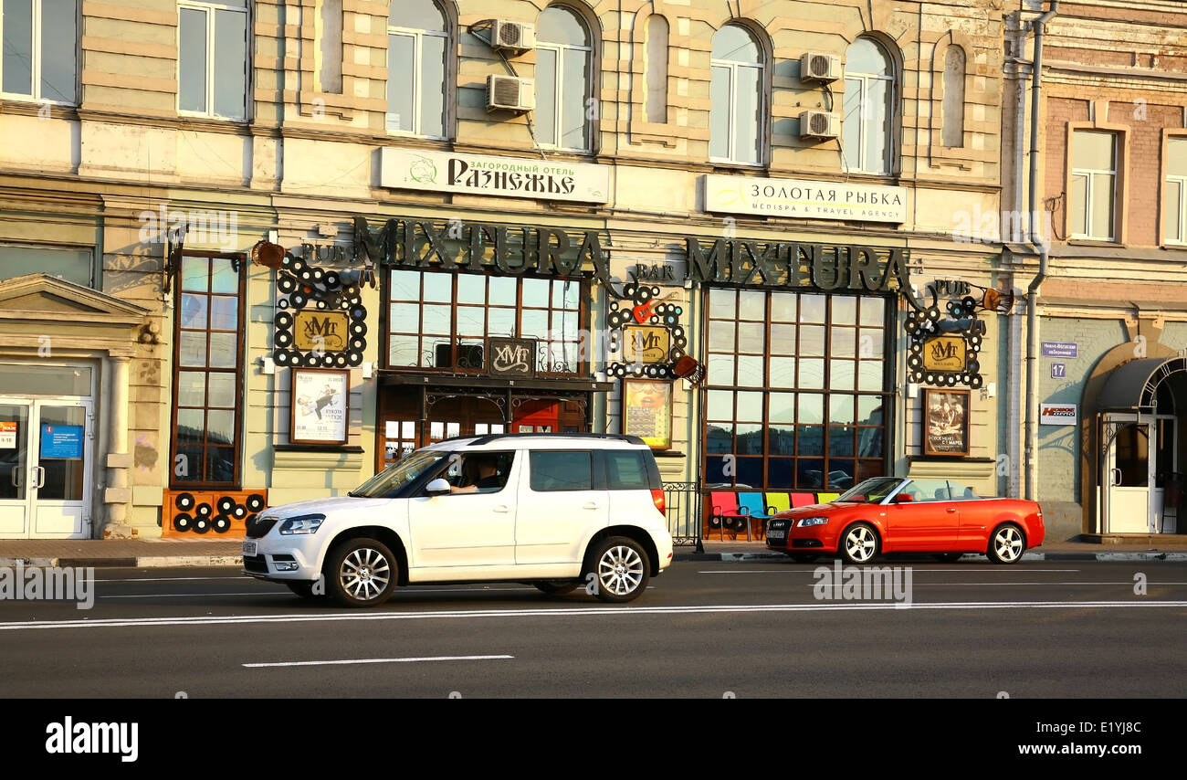 Nizhnevolzhskaya terrapieno con moderne discoteche, bar, ristoranti e negozi. Foto Stock