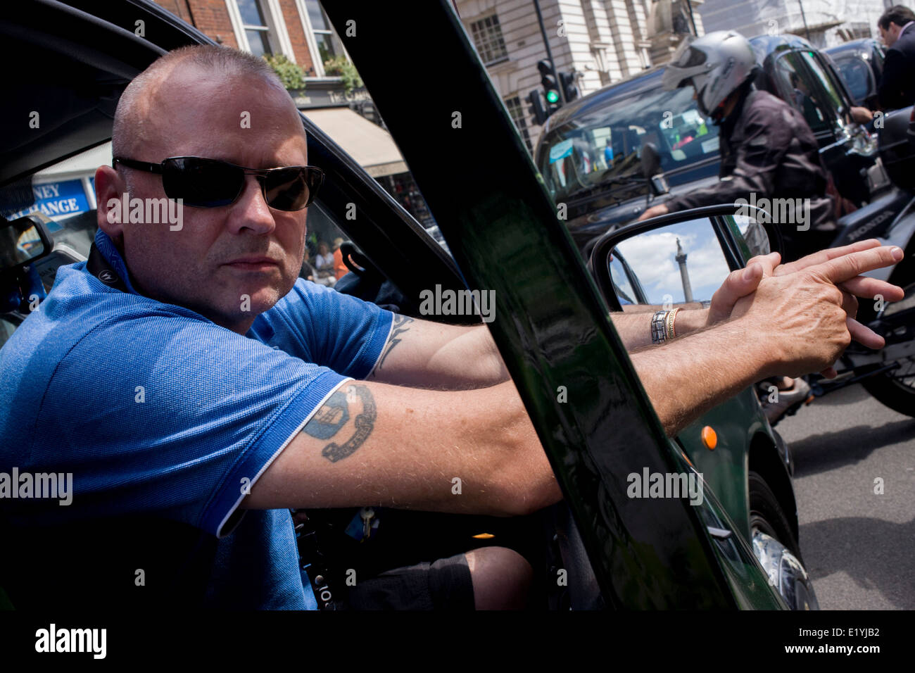 Nero con taxi driver protesta a Whitehall, Londra centrale, opporsi a una nuova prenotazione online e la tariffa di viaggio app chiamata Uber. L'app opere fuori il costo dei viaggi e i tassisti dicono che è lo stesso di quando si utilizza un misuratore di taxi, che solo taxi neri sono legalmente autorizzati a utilizzare. Il London Taxi Driver Association (LTDA) detto anche parte della manifestazione è stata di circa evidenziando la lunghezza della formazione - tra quattro e sette anni - i tassisti sono sottoposti prima la licenza. Durante la protesta le strade erano paralizzata intorno a piazza del Parlamento, Whitehall e Trafalgar Square nel capitale del West End. Foto Stock