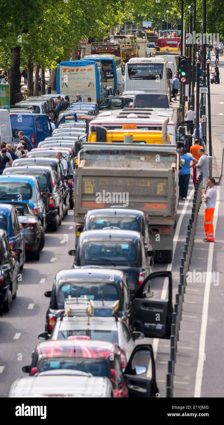 Blackfriars, Londra, Regno Unito. 11 Giugno 2014. London Traffic si ferma mentre i London Black Cabs organizzano una protesta per il lancio di un'app per smartphone chiamata Uber che consente ai clienti di prenotare un taxi dalla loro posizione utilizzando uno smartphone. Black Cab Drivers sostiene che Uber non è abbastanza regolamentato, la protesta è stata supposta per essere finita entro le 15, ma sembra destinato a causare problemi di traffico per il resto della giornata. Credit: Notizie dal vivo Lenscap/Alamy Foto Stock