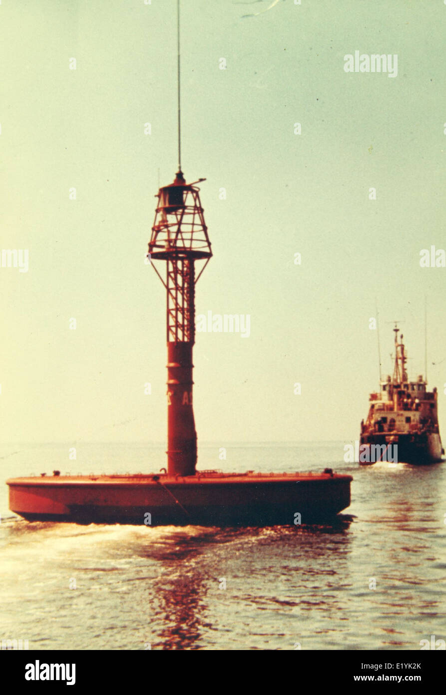 Questa immagine presenta una boa sviluppata da Convair/General Dynamics negli anni '1950-'60, utilizzata per varie applicazioni marittime e scientifiche, tra cui la navigazione e la ricerca oceanografica. Foto Stock