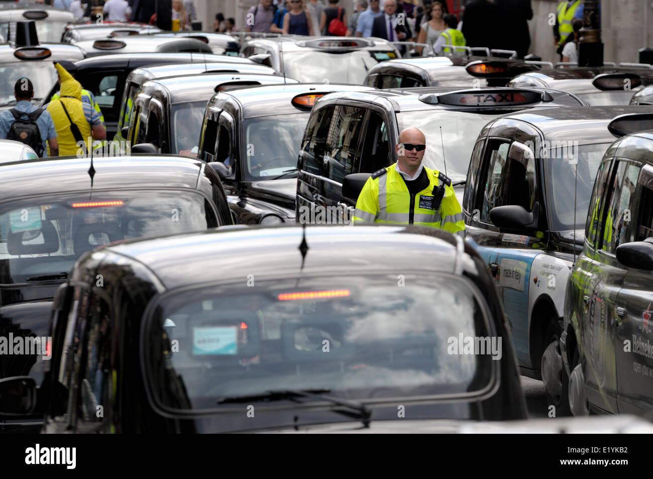 Si stima che 12.000 i tassisti londinesi di protesta contro il nuovo smartphone app 'uber' che aiuta le persone a ordinare i taxi, ma i piloti dire è illegale. Whitehall in una fase di stallo. Londra, Regno Unito. 11 giugno 2014. Foto Stock