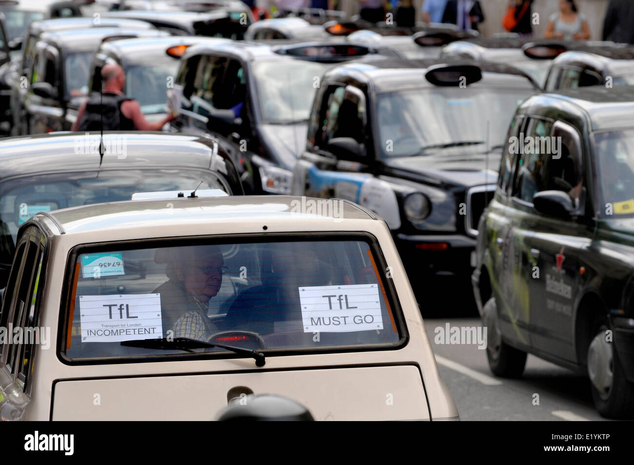Si stima che 12.000 i tassisti londinesi di protesta contro il nuovo smartphone app 'uber' che aiuta le persone a ordinare i taxi, ma i piloti dire è illegale. Whitehall in una fase di stallo. Londra, Regno Unito. 11 giugno 2014. Foto Stock